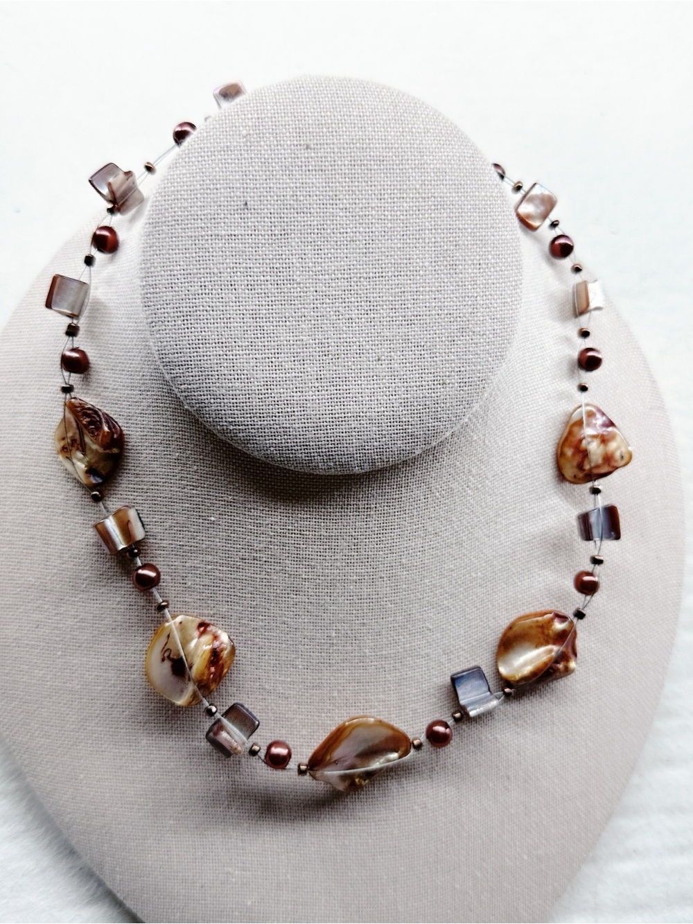 5547gc. Brown Shell Floating Necklace